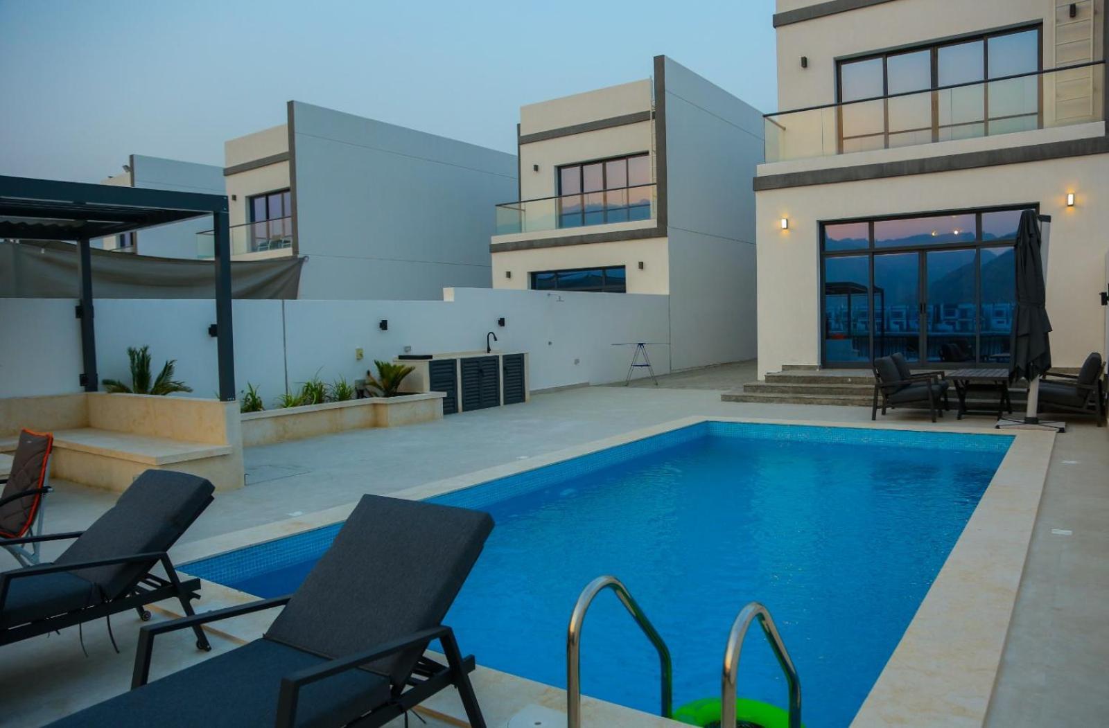 The Blue Moon - Al Dana Island Villa